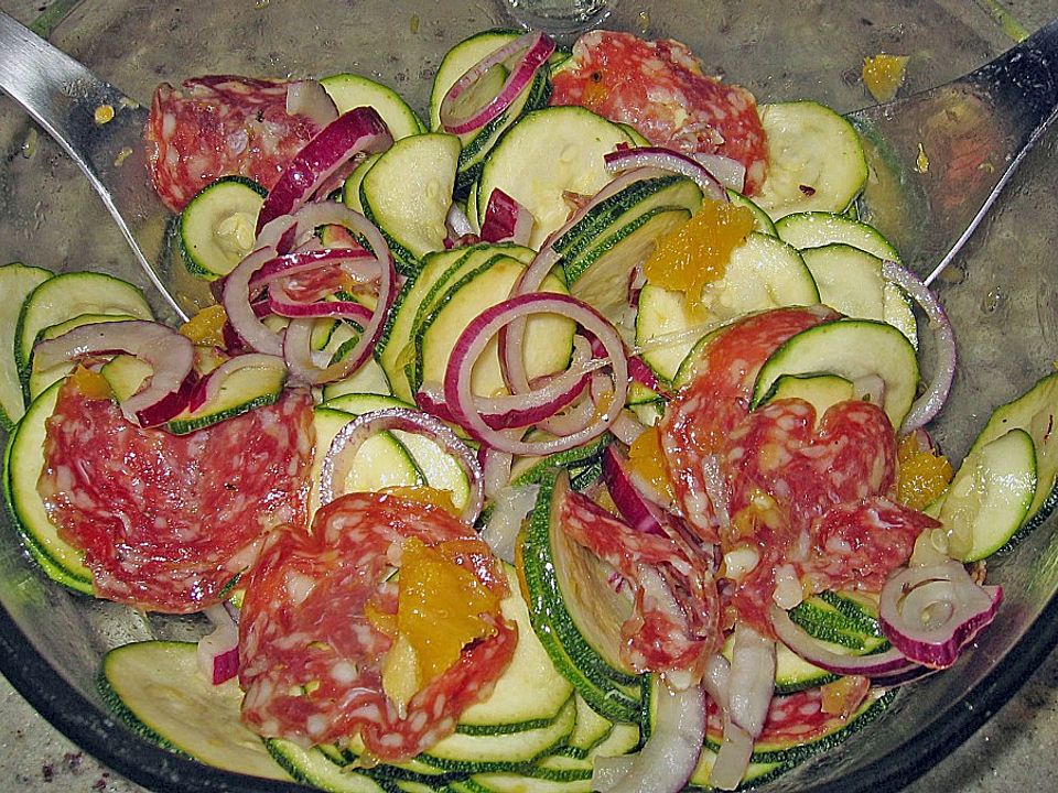 Zucchinisalat mit Salami von baerbelchen| Chefkoch