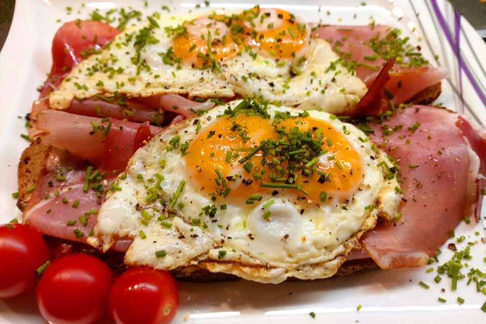 Schinken - Tomatenbrot mit Spiegelei