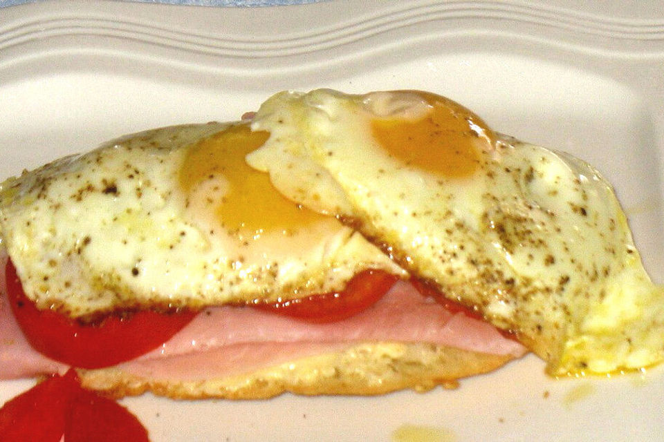 Schinken - Tomatenbrot mit Spiegelei