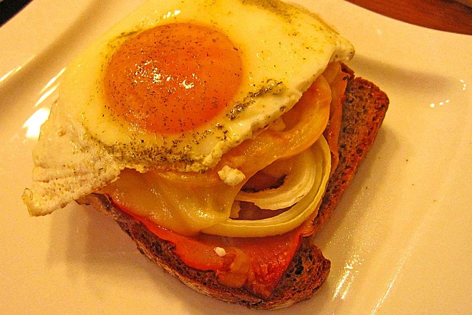 Schinken - Tomatenbrot mit Spiegelei