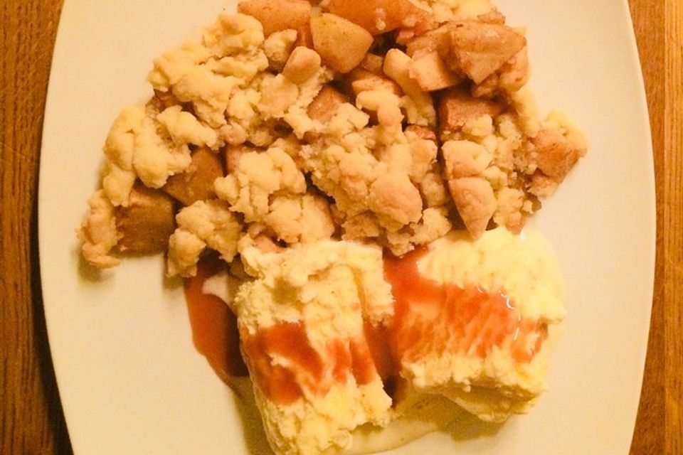 Apfel Crumble mit Vanilleeis