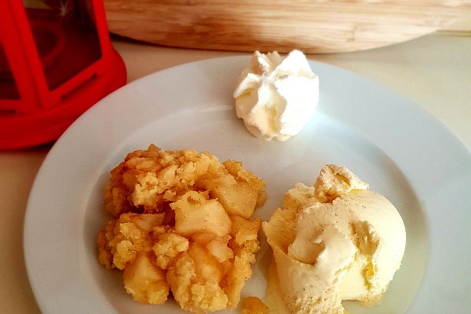 Apfel Crumble mit Vanilleeis