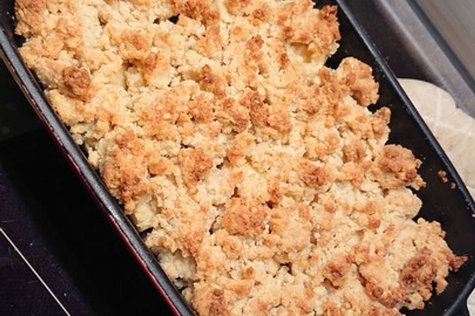 Apfel Crumble mit Vanilleeis