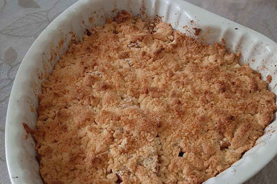 Apfel Crumble mit Vanilleeis