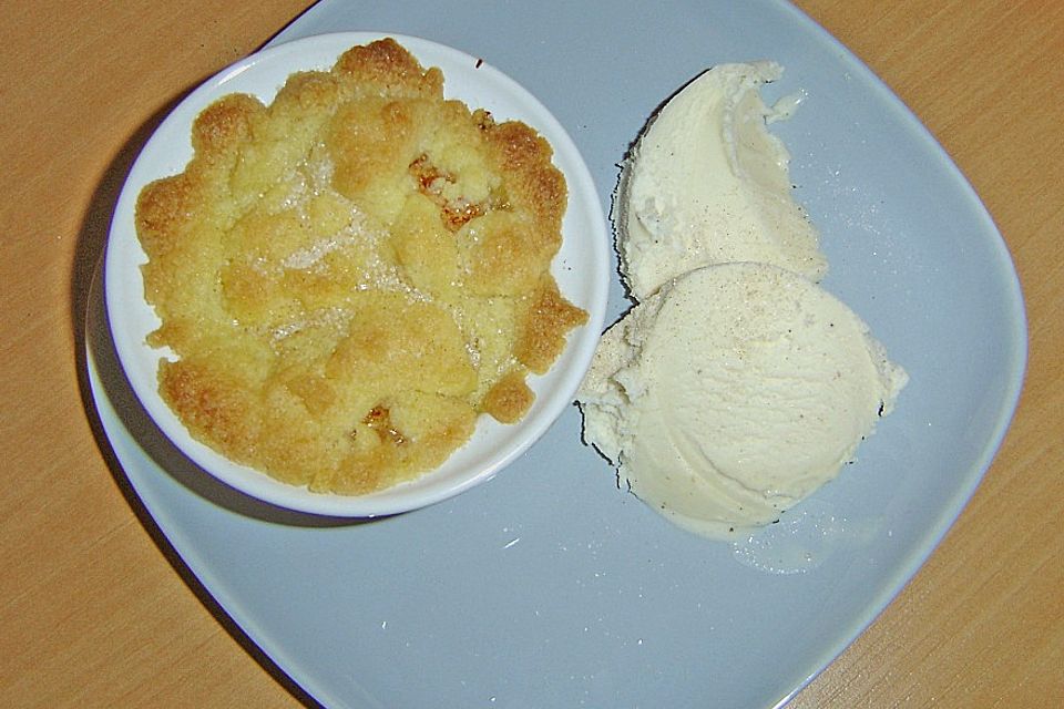 Apfel Crumble mit Vanilleeis