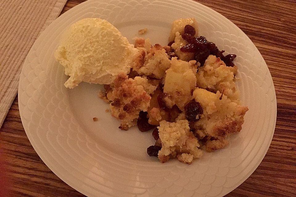 Apfel Crumble mit Vanilleeis