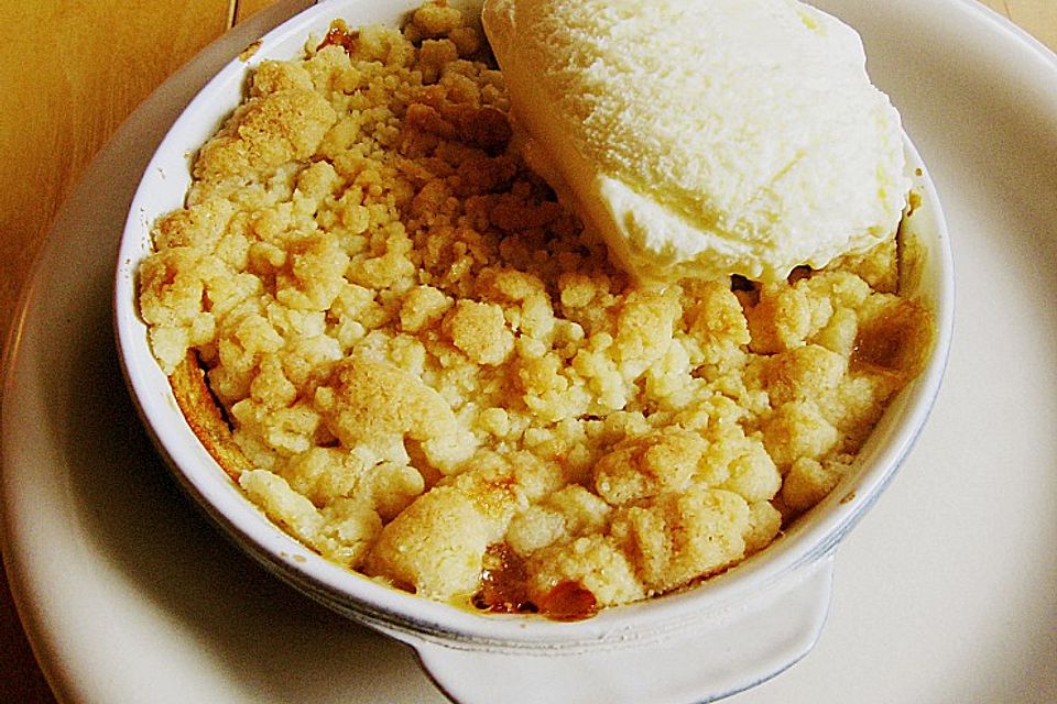 Apfel Crumble mit Vanilleeis