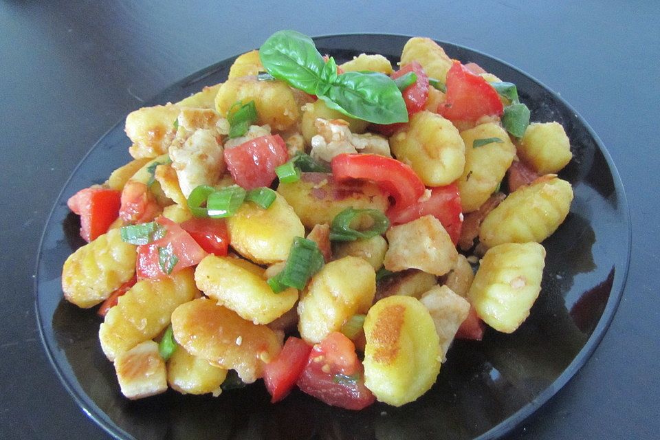 Gnocchi - Salat mit Tomaten - Vinaigrette