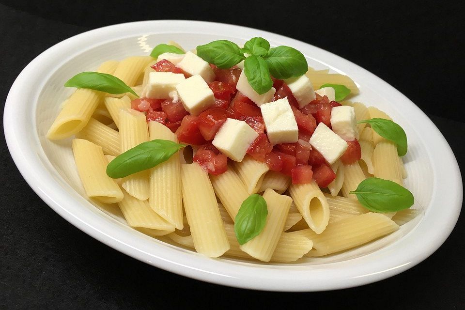 Penne mit frischen Tomaten, Knoblauch und Mozzarella