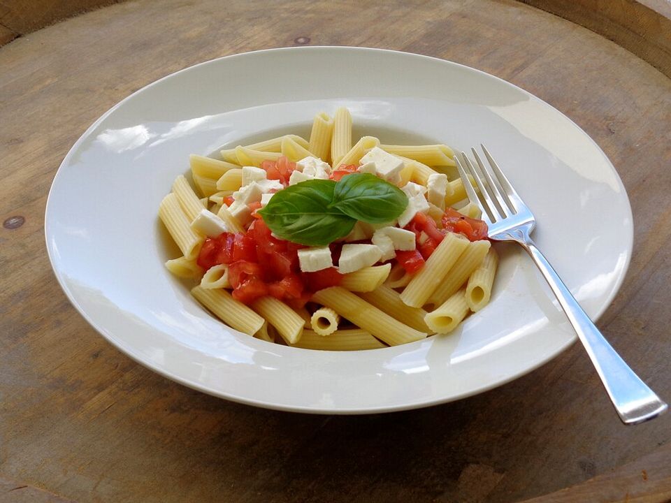 Penne mit frischen Tomaten, Knoblauch und Mozzarella von funnymelle ...