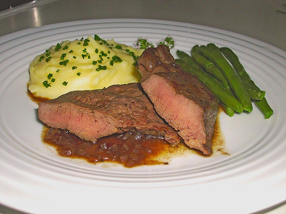 Hüftsteaks mit Rotwein - Zwiebel - Soße von funnymelle| Chefkoch