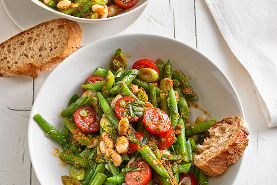 Bohnensalat mit Tomaten und rotem Pesto