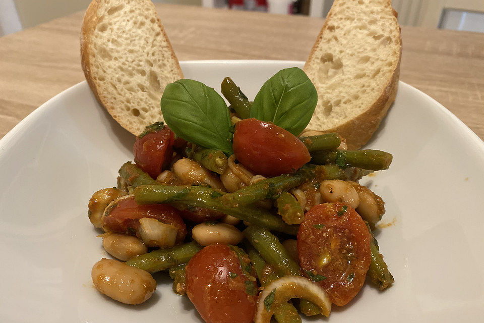 Bohnensalat mit Tomaten und rotem Pesto