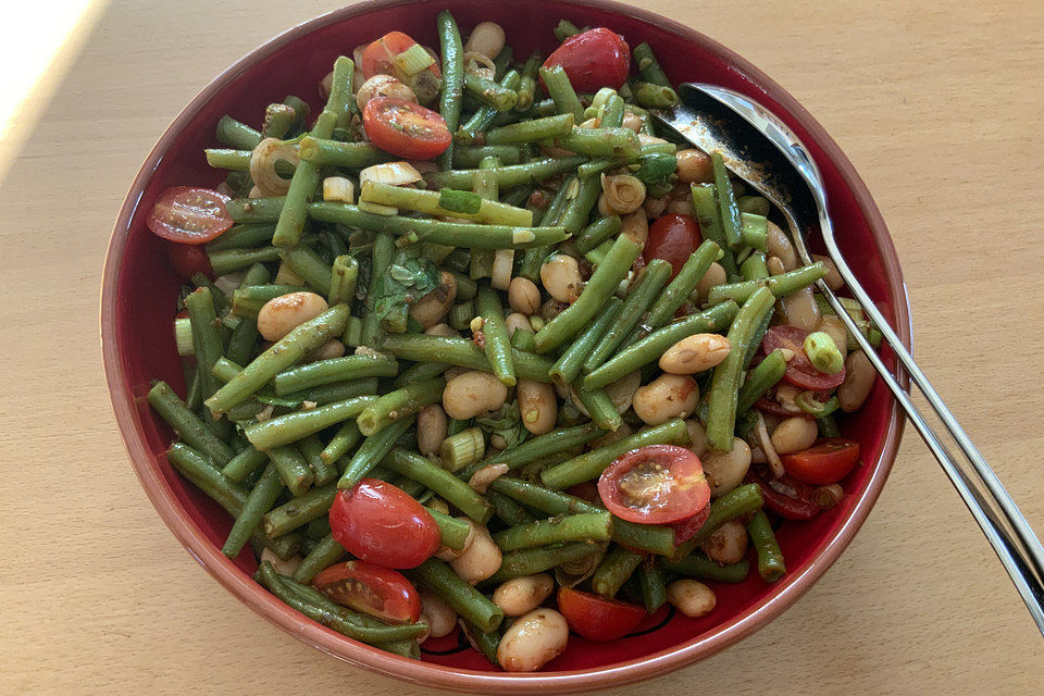 Bohnensalat mit Tomaten und rotem Pesto