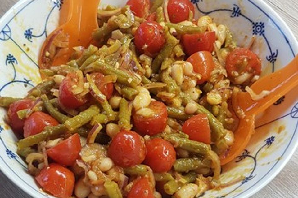 Bohnensalat mit Tomaten und rotem Pesto