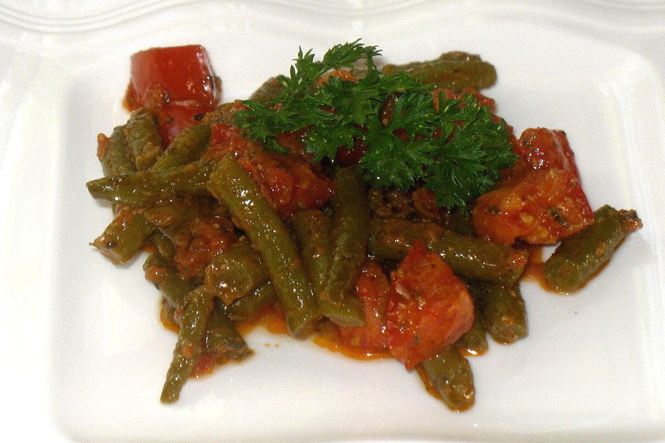 Bohnensalat mit Tomaten und rotem Pesto