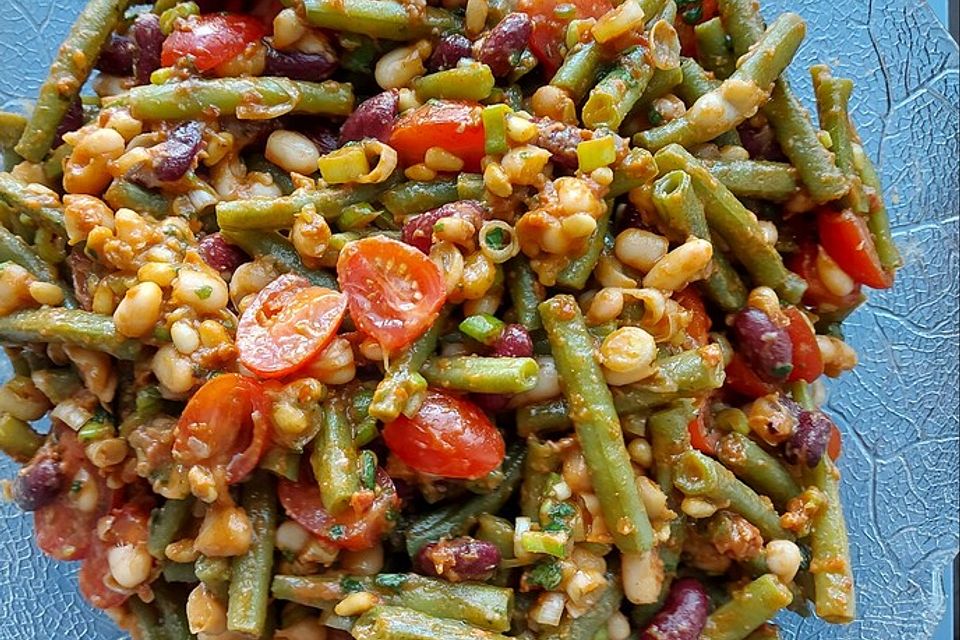 Bohnensalat mit Tomaten und rotem Pesto