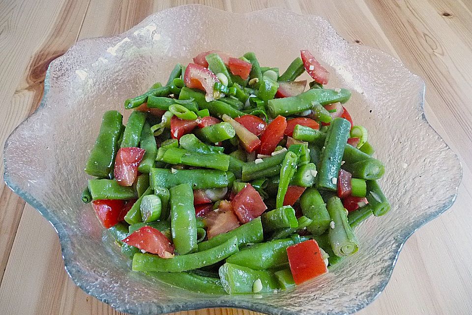 Bohnensalat mit Tomaten und rotem Pesto