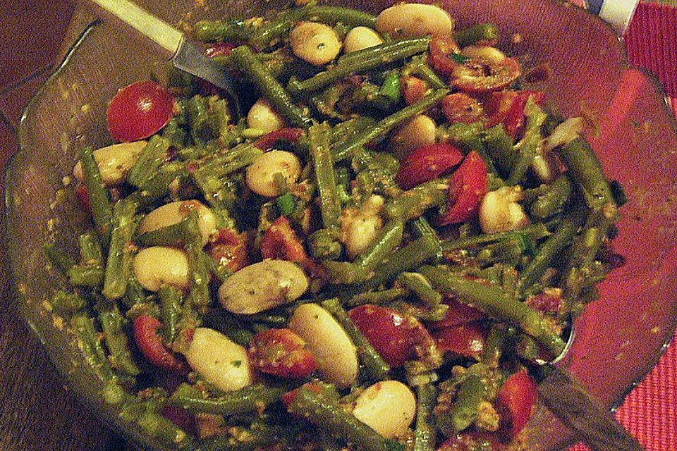 Bohnensalat mit Tomaten und rotem Pesto