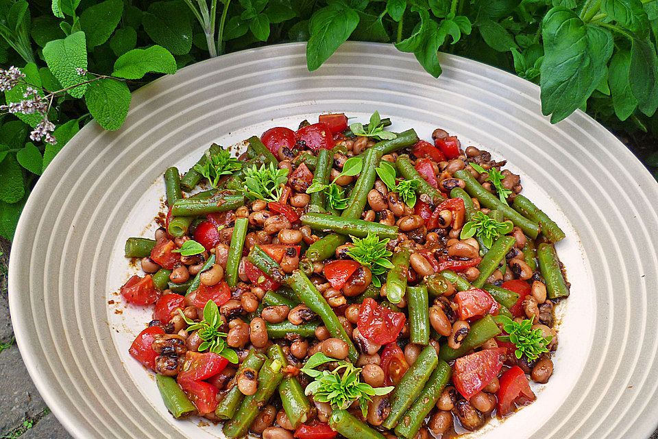 Bohnensalat mit Tomaten und rotem Pesto