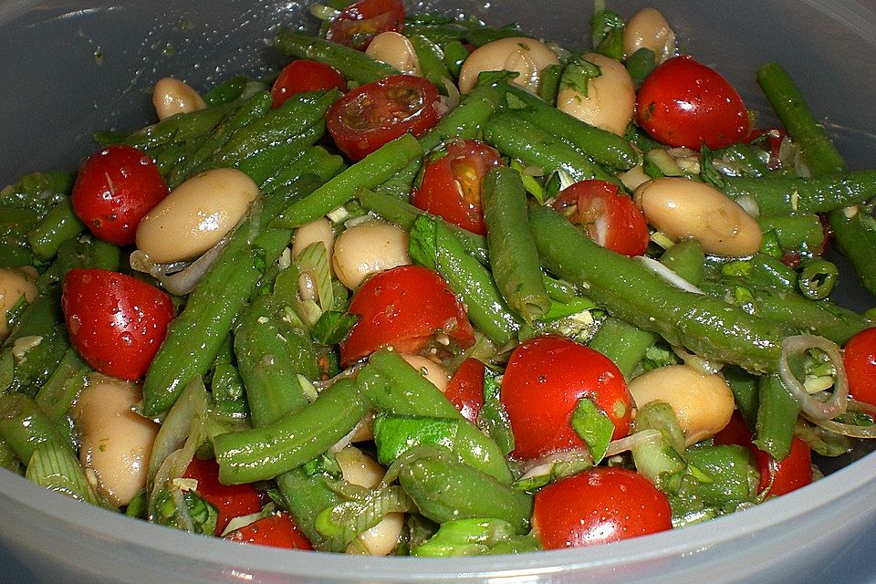 Bohnensalat mit Tomaten und rotem Pesto