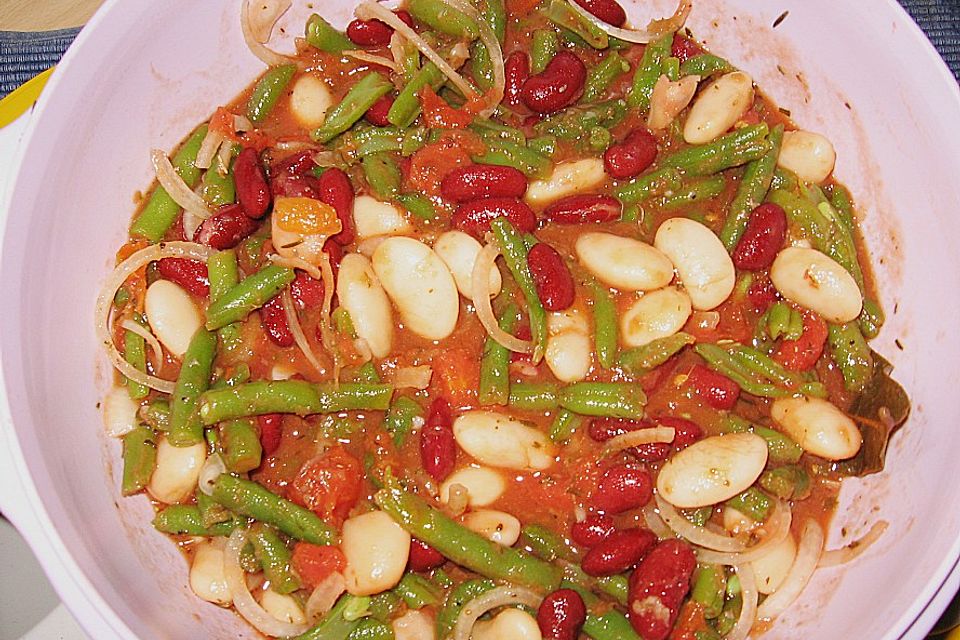 Bohnensalat mit Tomaten und rotem Pesto