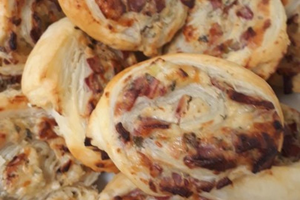 Blätterteigschnecken mit Salami und Frischkäse