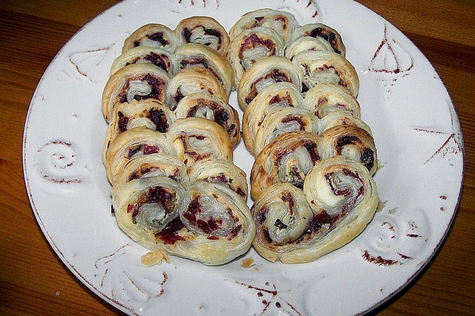 Blätterteigschnecken mit Salami und Frischkäse