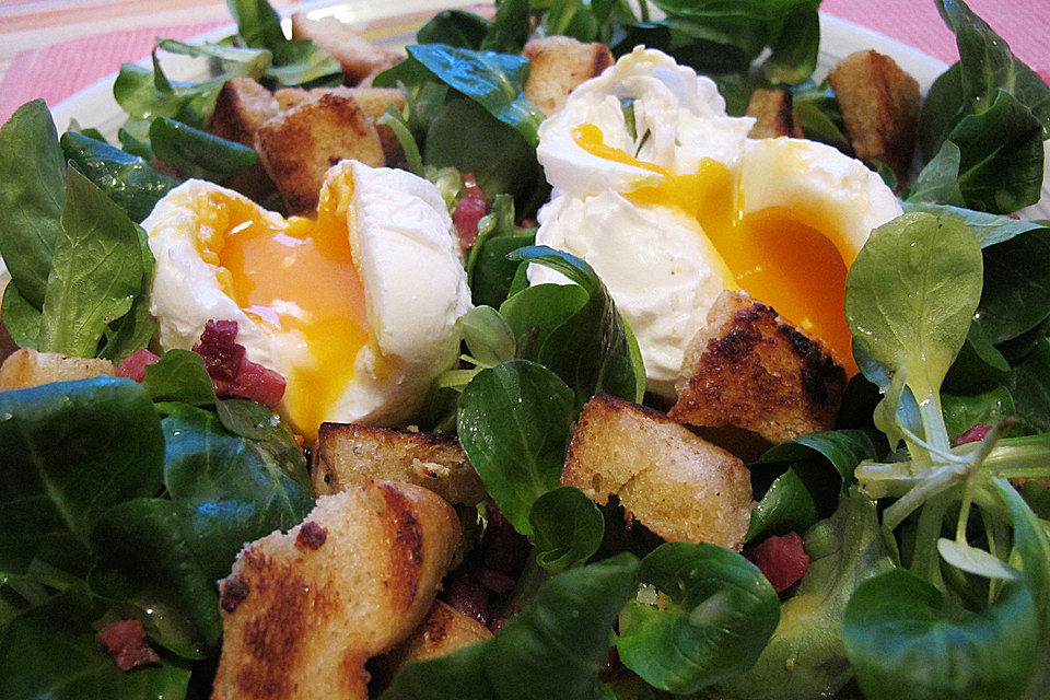 Rucola mit pochiertem Ei und Knoblauchcroutons