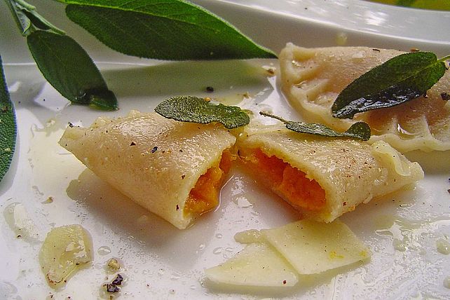 Kürbis-Ravioli mit Salbeibutter von Monika| Chefkoch
