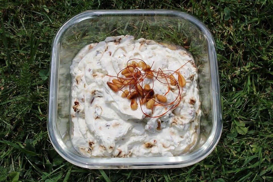 Frischkäse - Dip mit getrockneten Tomaten und Pinienkernen