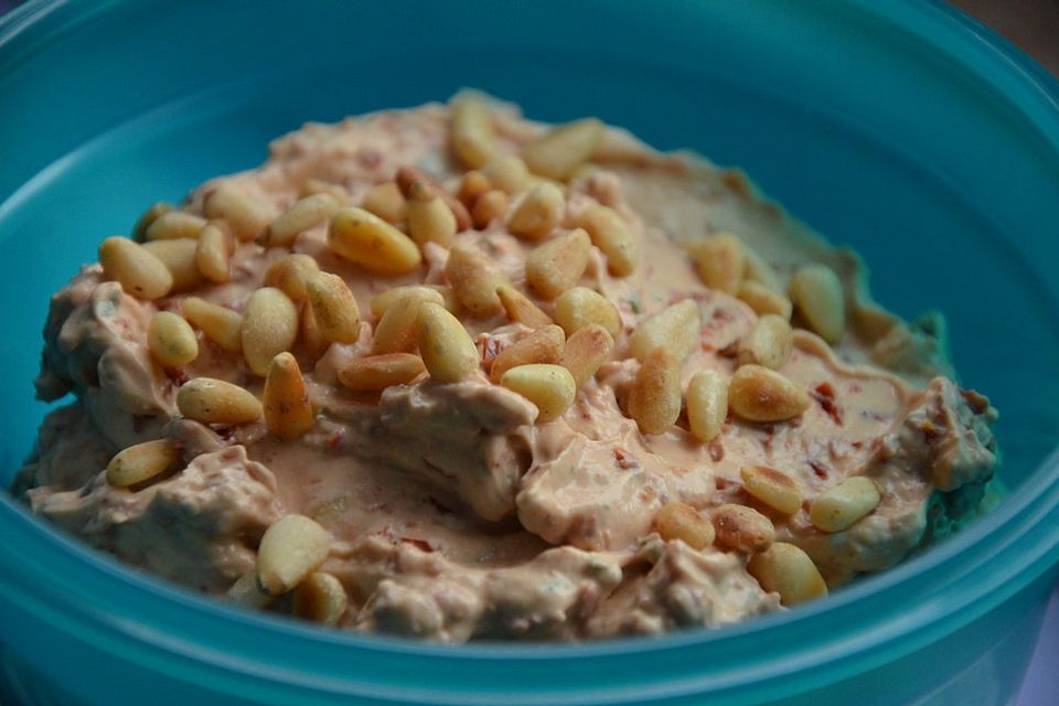 Frischkäse - Dip mit getrockneten Tomaten und Pinienkernen