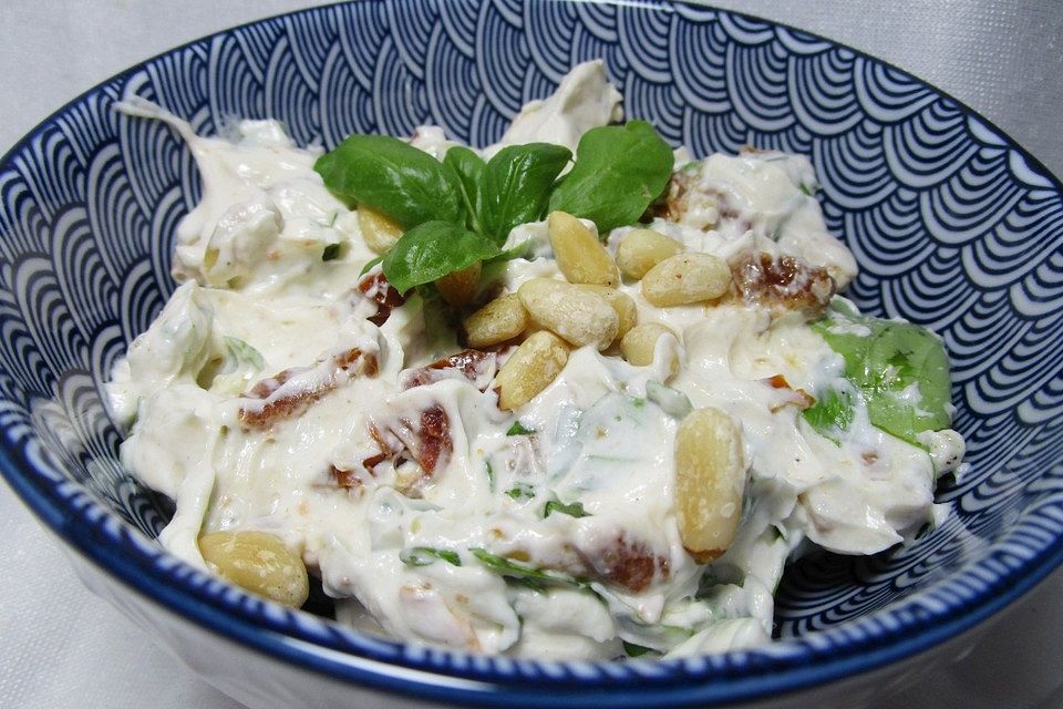 Frischkäse - Dip mit getrockneten Tomaten und Pinienkernen