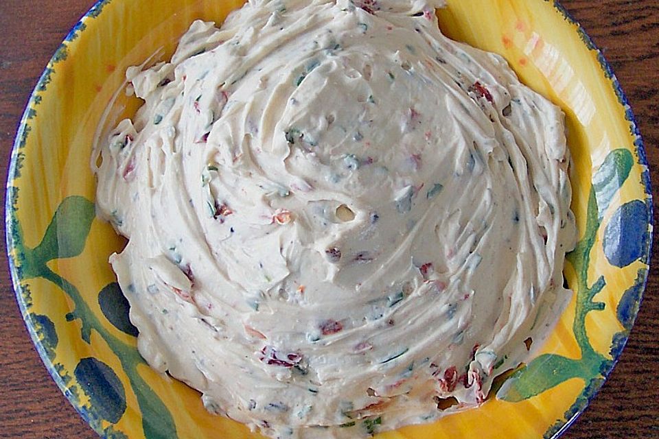 Frischkäse - Dip mit getrockneten Tomaten und Pinienkernen