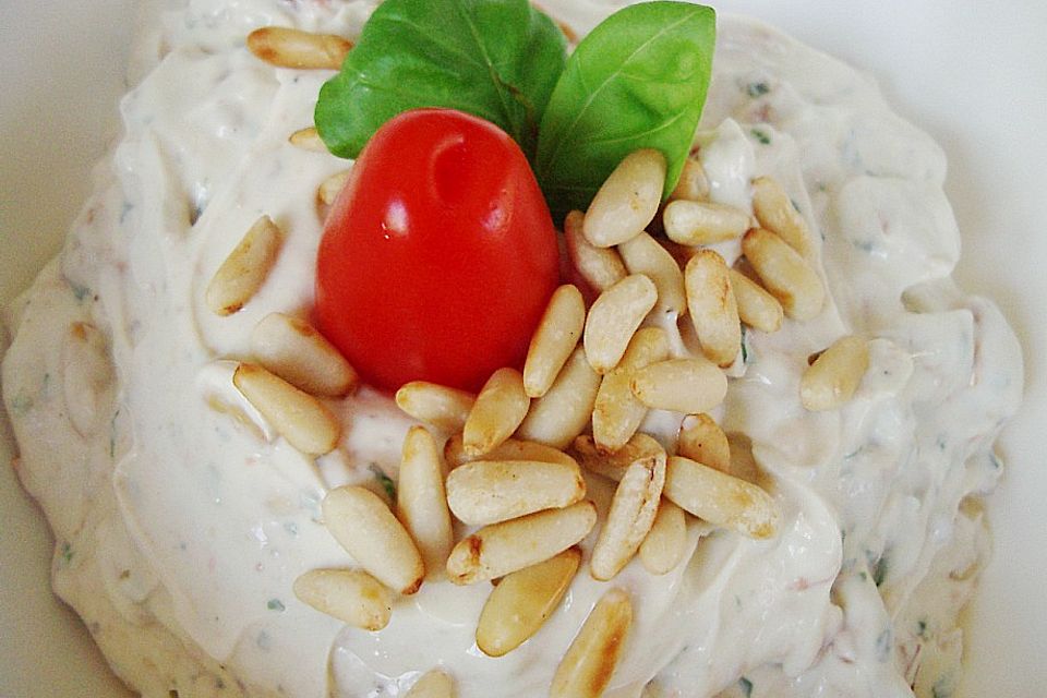 Frischkäse - Dip mit getrockneten Tomaten und Pinienkernen