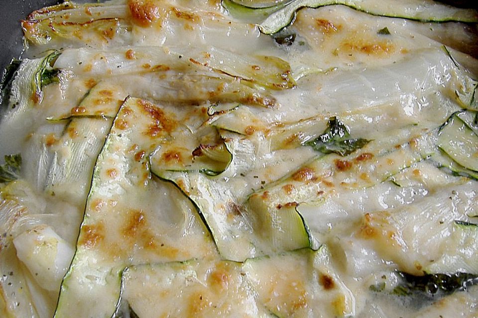 Chiccoree, Zucchini und Blattspinat überbacken