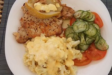 Festtagsschmaus mit Blumenkohl, Gurkensalat und einem Steak