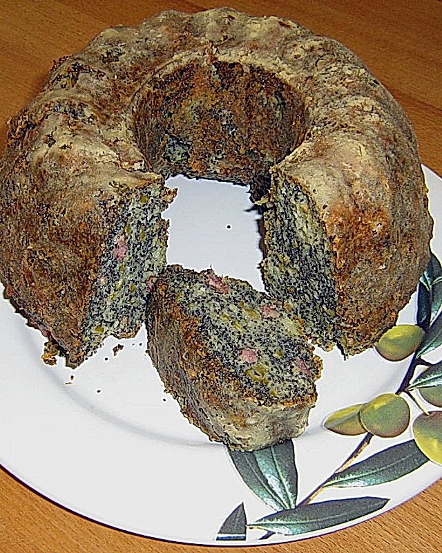 Mohnkuchen mit Speck und Oliven