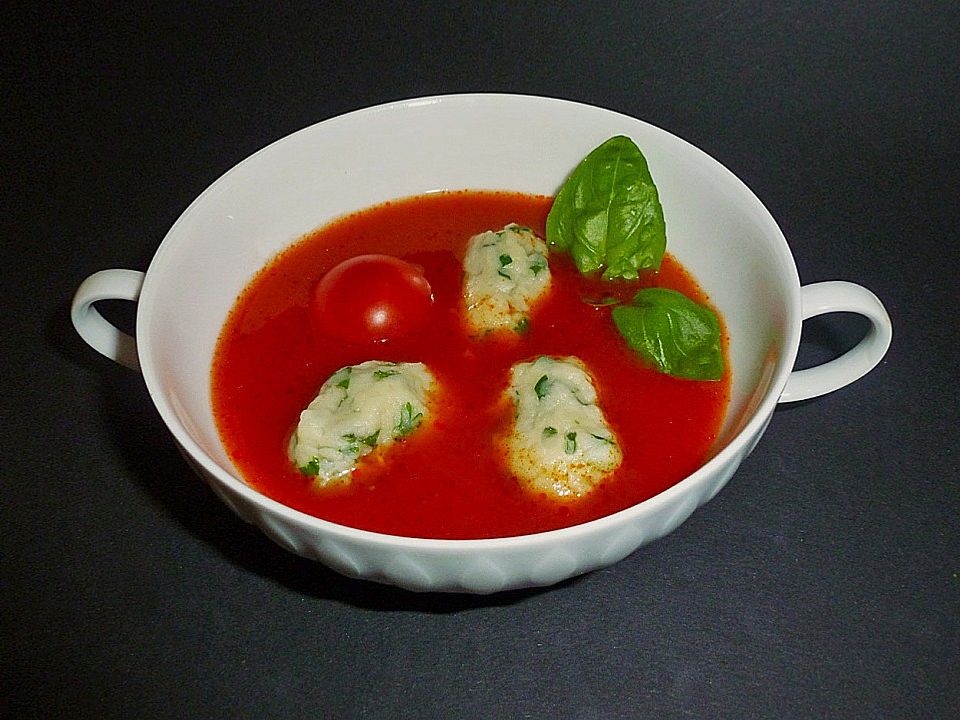 Tomatensuppe mit Basilikumklößchen von hobbykoechin| Chefkoch