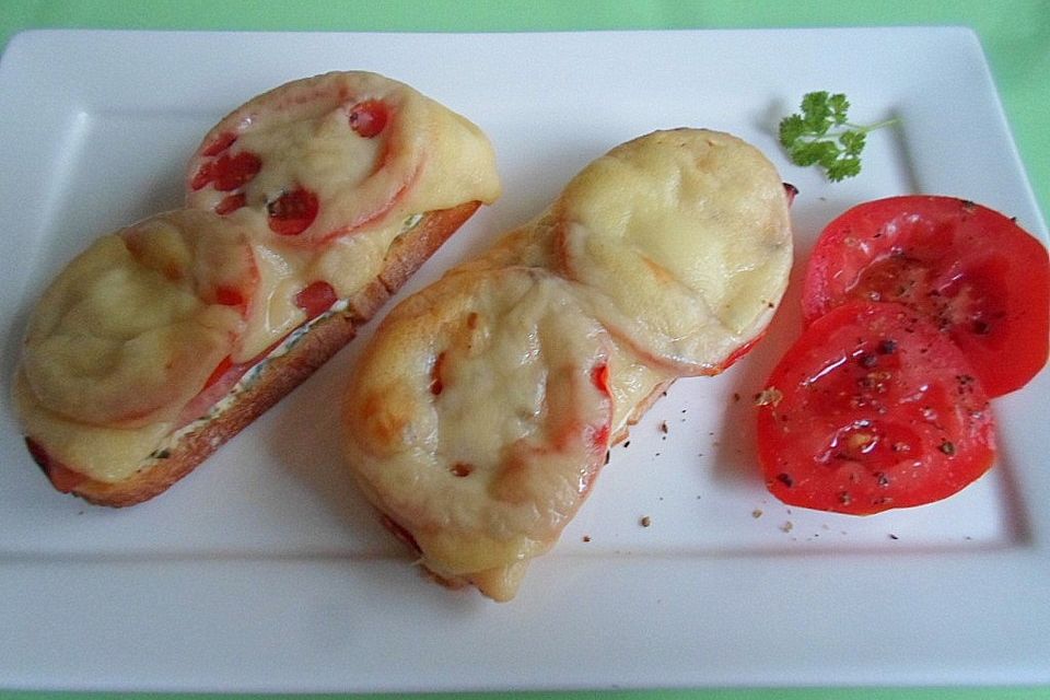 Körnerbrot mit Schinken, Tomaten und Käse überbacken