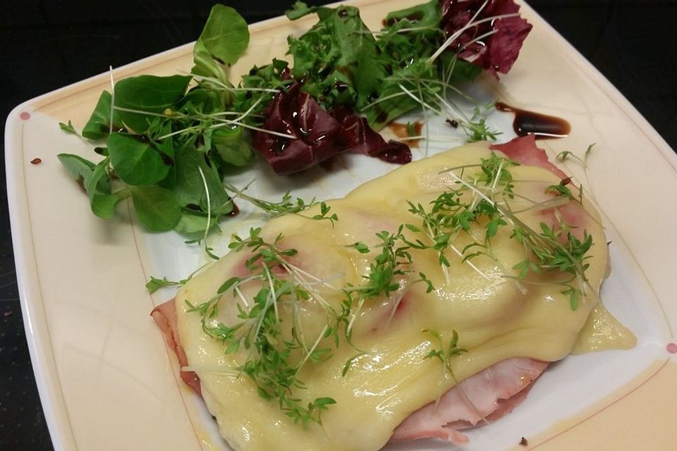 Körnerbrot mit Schinken, Tomaten und Käse überbacken