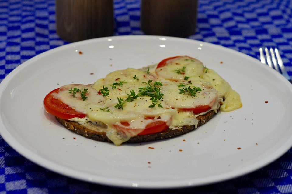 Körnerbrot mit Schinken, Tomaten und Käse überbacken