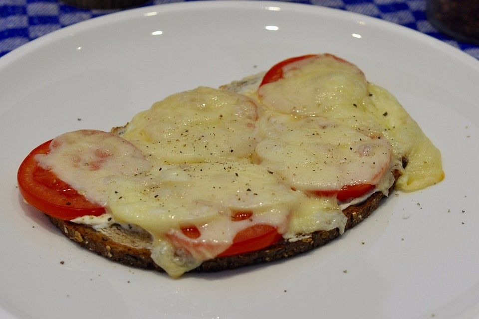 Körnerbrot mit Schinken, Tomaten und Käse überbacken