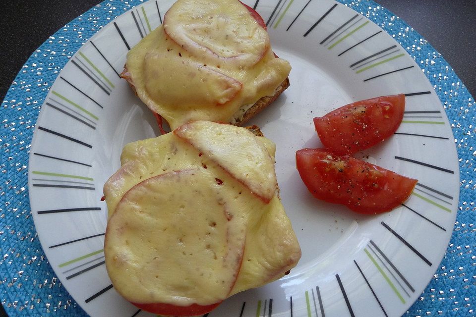 Körnerbrot mit Schinken, Tomaten und Käse überbacken