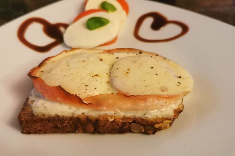 Körnerbrot mit Schinken, Tomaten und Käse überbacken