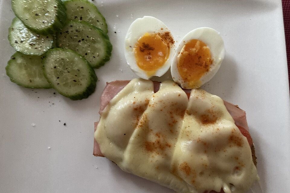 Körnerbrot mit Schinken, Tomaten und Käse überbacken