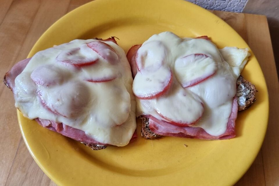 Körnerbrot mit Schinken, Tomaten und Käse überbacken