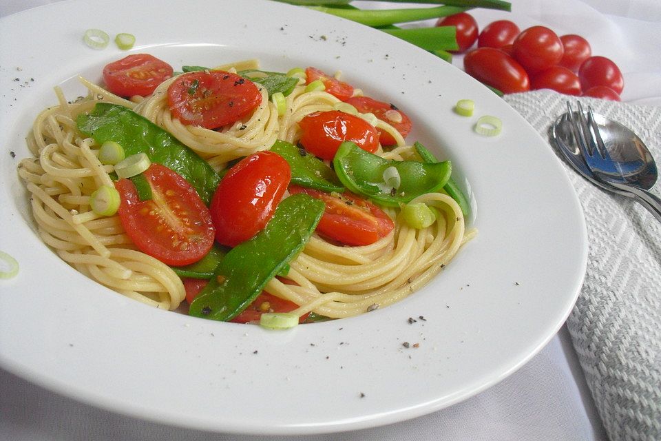 Spaghetti mit Zuckerschoten und Kirschtomaten