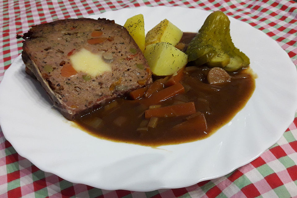 Hackbraten mit Käsefüllung