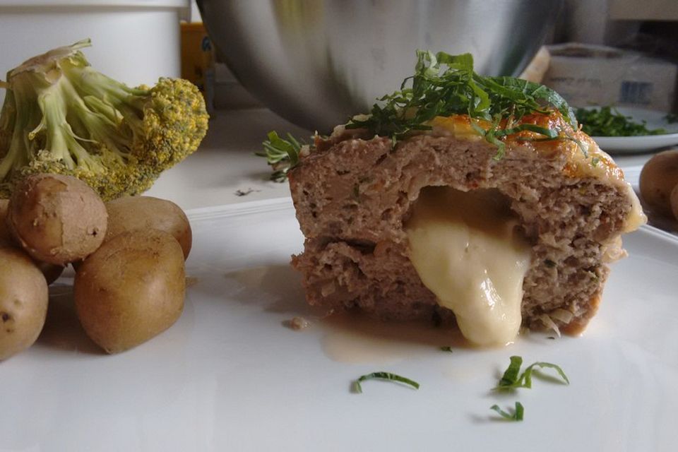 Hackbraten mit Käsefüllung